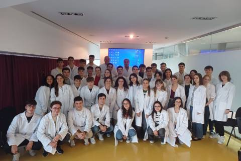 Foto de grupo de los estudiantes que realizaron la visita junto con los profesionales sanitarios que les guiaron.